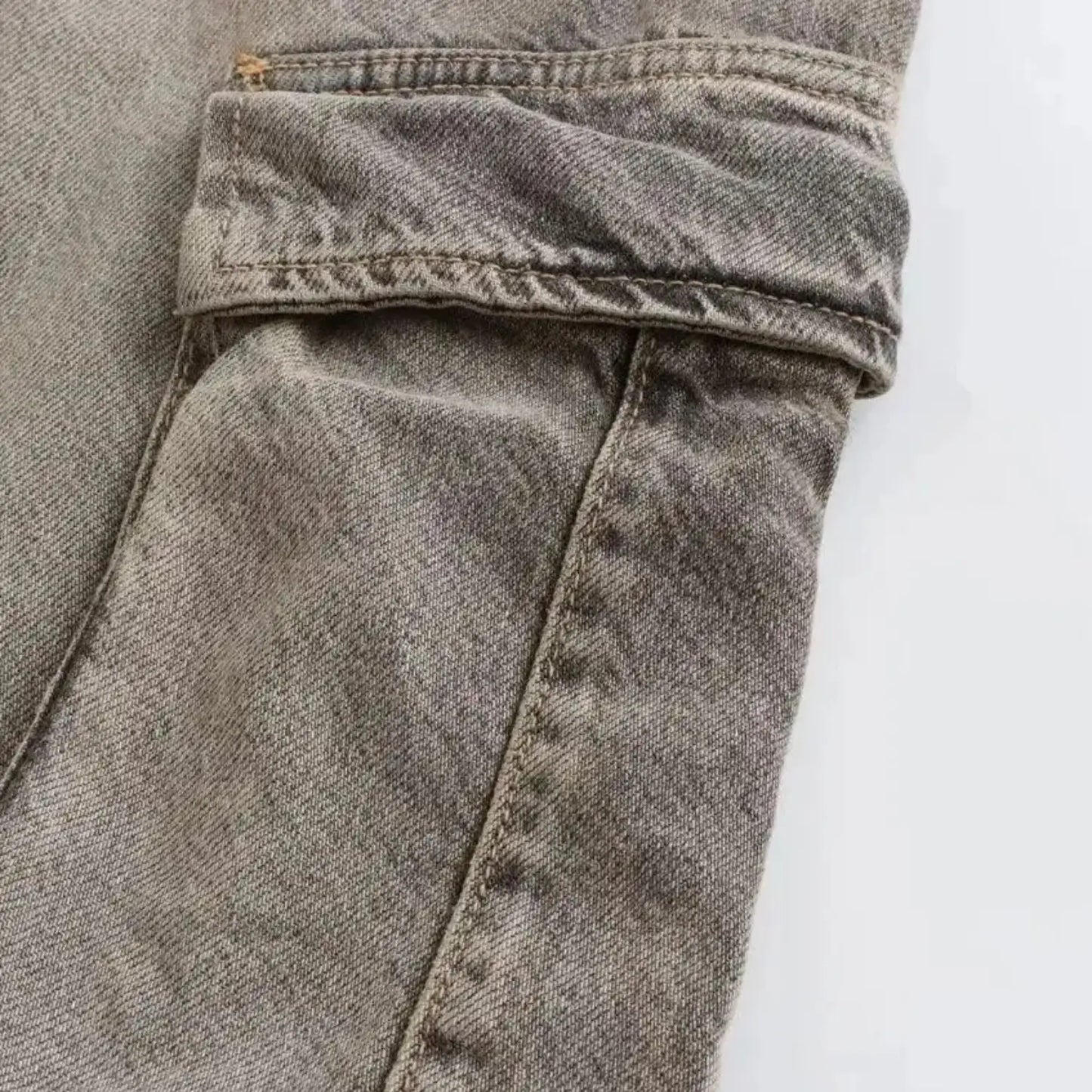 Calça Cargo Jeans com Bolsos Utilitários e Amarração