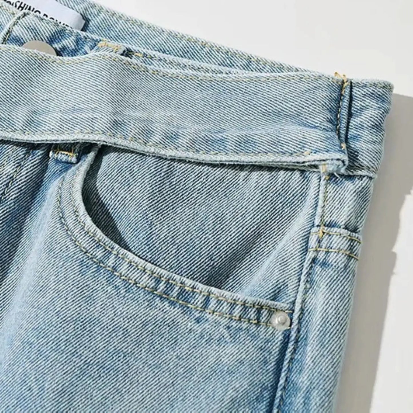 Calça Jeans Cintura Alta com Fechamento Assimétrico