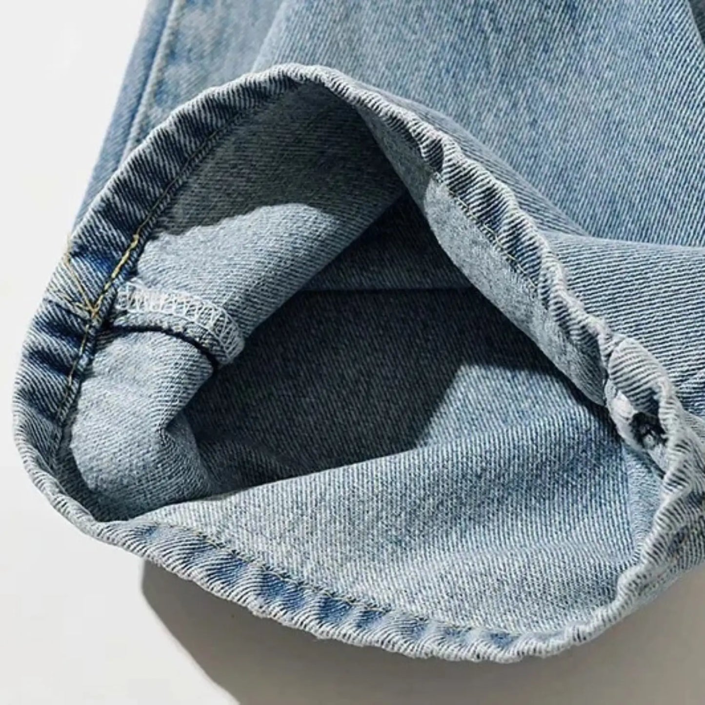 Calça Jeans Cintura Alta com Fechamento Assimétrico