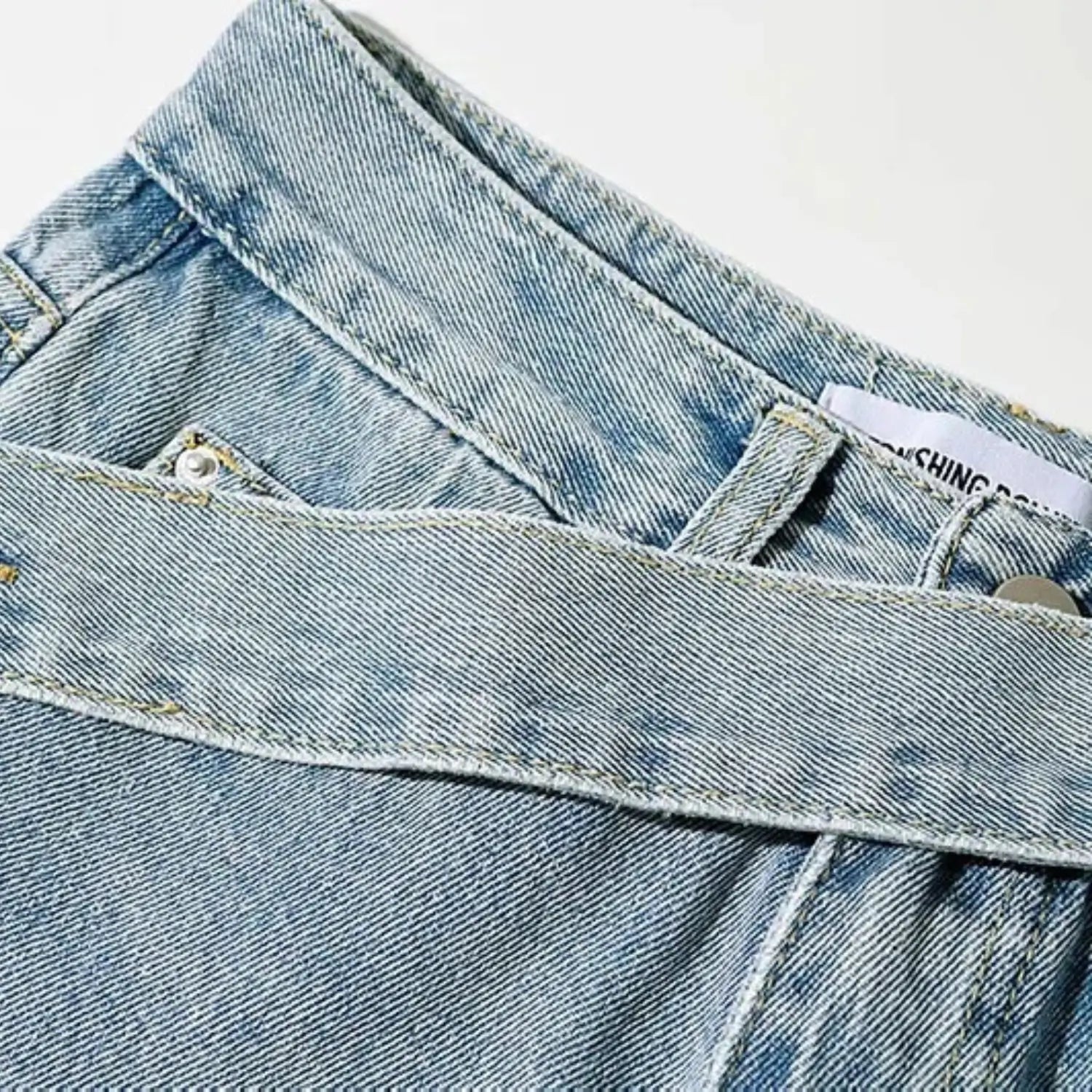 Calça Jeans Cintura Alta com Fechamento Assimétrico